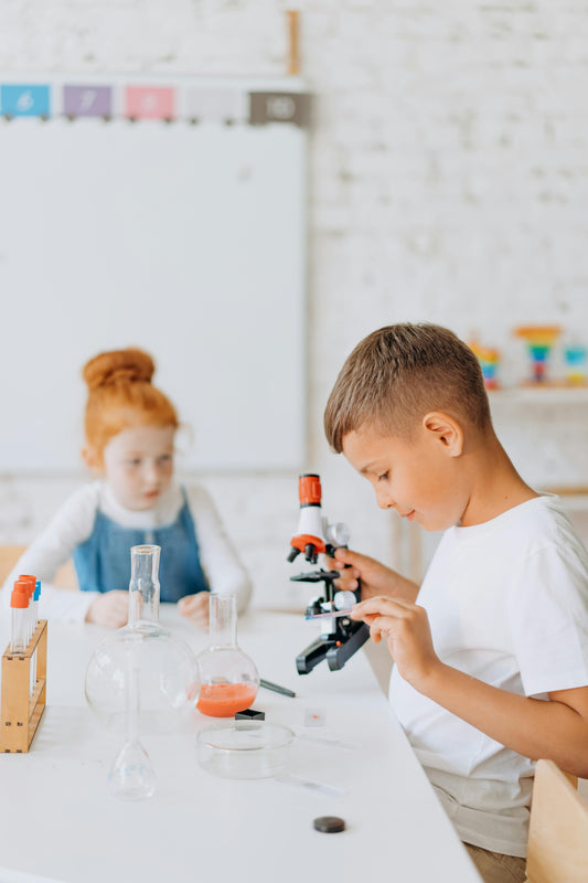 Kleine Wissenschaftler*innen: Wir entdecken die Welt (Mikrobiologie)
